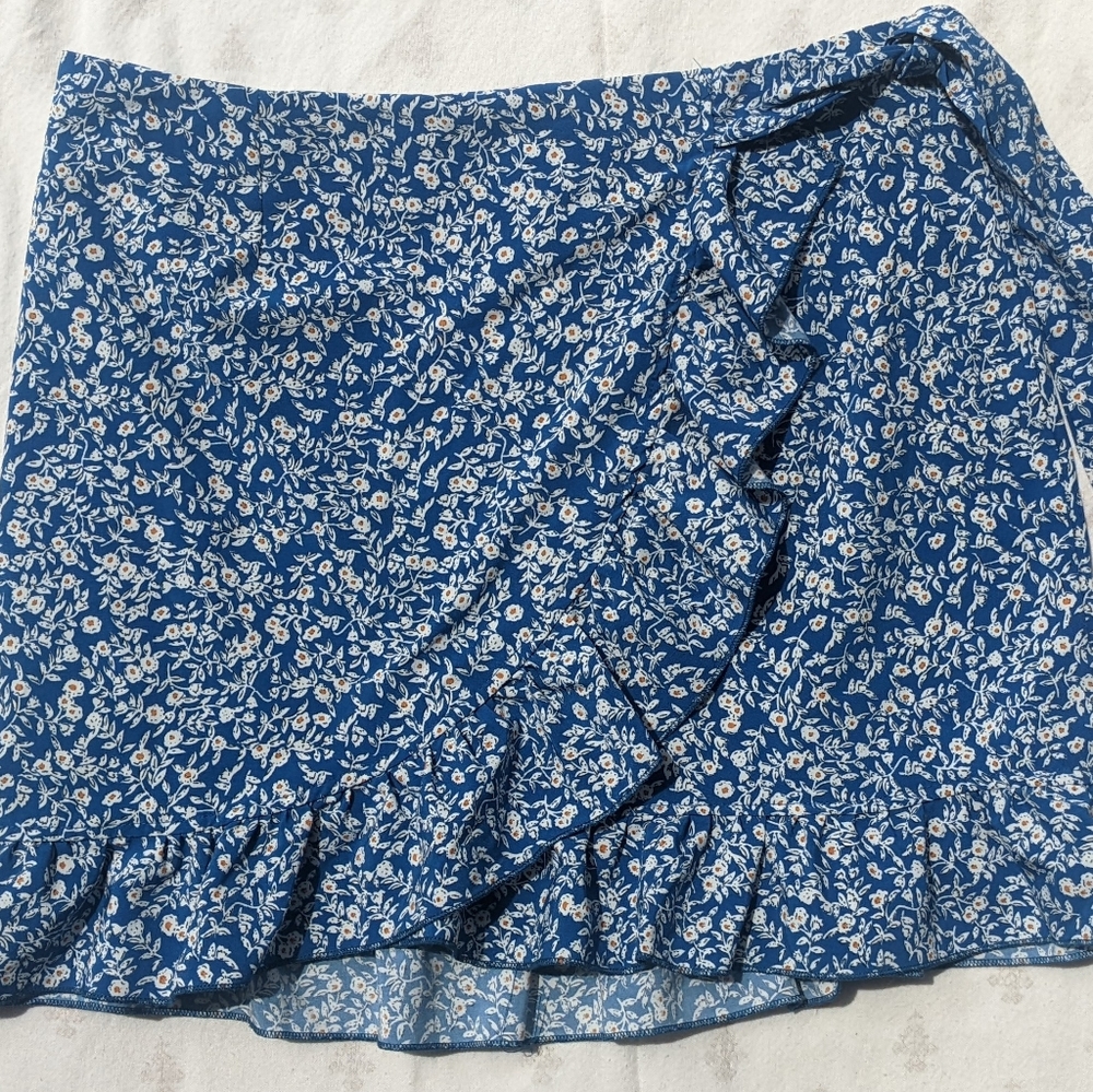 Blue mini skirt with floral print